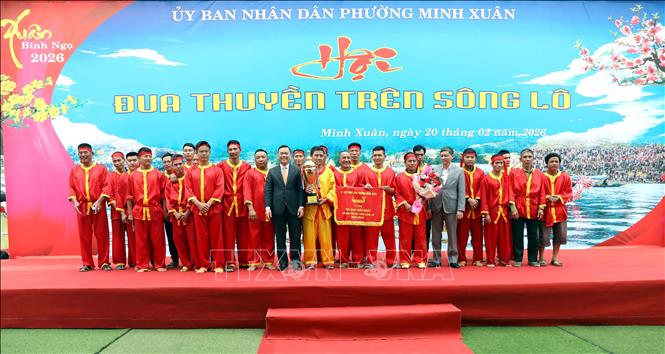 Ban tổ chức trao giải Nhất cho đội đua phường Nông Tiến, tỉnh Tuyên Quang. Ảnh: Quang Cường - TTXVN