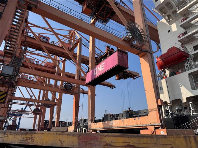 Bến cảng thuộc Công ty cổ phần Cảng Hải Phòng hoạt động xuyên Tết Nguyên đán Bính Ngọ. Ảnh: TTXVN phát