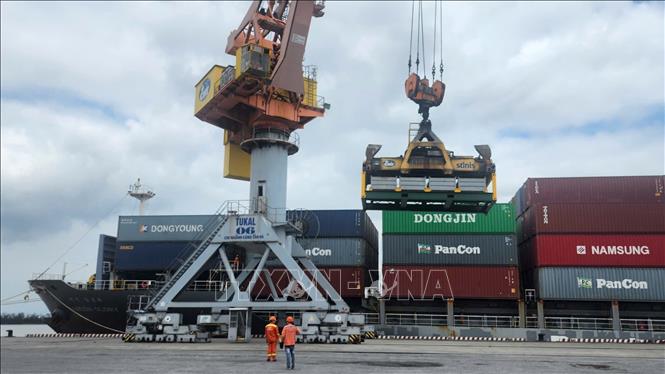 Tàu cập cảng làm hàng tại bến cảng thuộc Công ty cổ phần Cảng Hải Phòng trong những ngày nghỉ Tết Nguyên đán Bính Ngọ. Ảnh: TTXVN phát