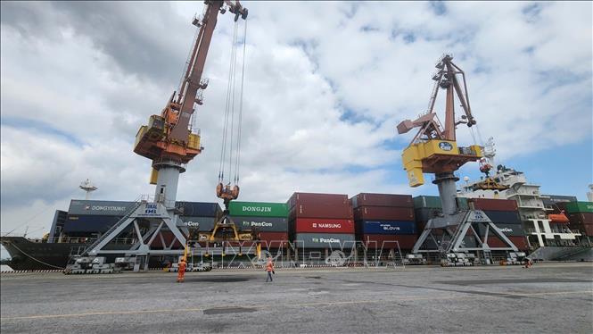 Tàu cập cảng làm hàng tại bến cảng thuộc Công ty cổ phần Cảng Hải Phòng trong những ngày nghỉ Tết Nguyên đán Bính Ngọ. Ảnh: TTXVN phát