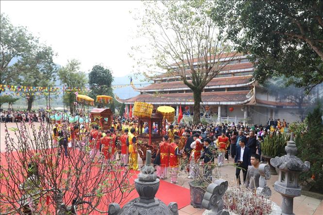 Đoàn rước kiệu Đức Ông, Thánh Mẫu, vị thần thờ về tới sân Chùa Tiên. Ảnh: Vũ Hà - TTXVN