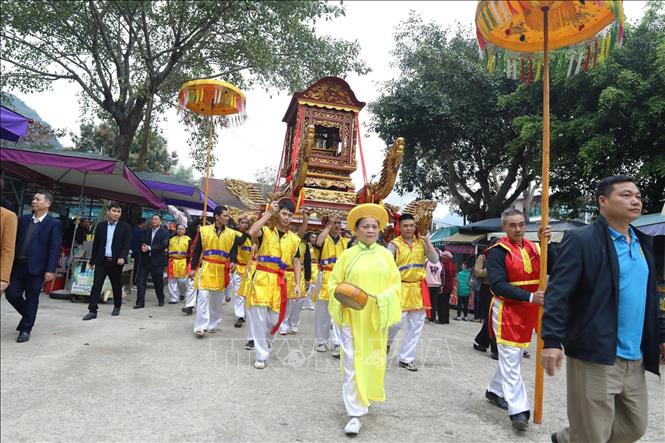  Lễ rước kiệu Thánh Mẫu Âu Cơ từ Đền Mẫu về Chùa Tiên. Ảnh: Vũ Hà - TTXVN