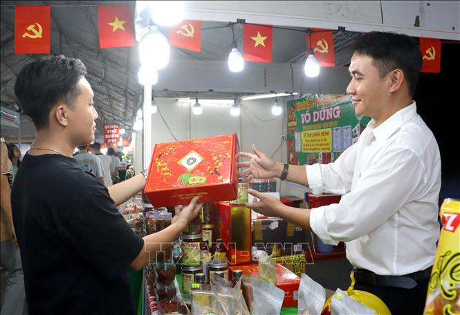 Người dân mua sắm sản phẩm OCOP tại Hội chợ Xúc tiến Thương mại và Du lịch tỉnh Vĩnh Long. Ảnh: Lê Thúy Hằng – TTXVN