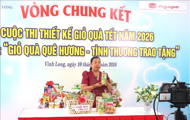 Hội viên tham gia cuộc thi “Thiết kế giỏ quà Tết năm 2026” do Hội Liên hiệp Phụ nữ tỉnh Vĩnh Long tổ chức. Ảnh: Lê Thúy Hằng – TTXVN. 