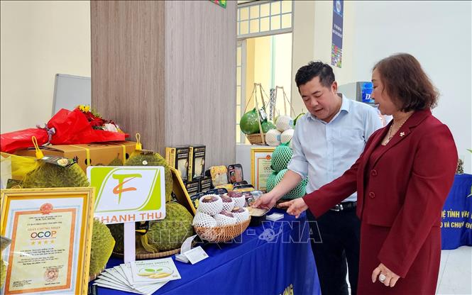 Sản phẩm OCOP được trưng bày tại không gian thương hiệu và công nghệ tỉnh Vĩnh Long. Ảnh: Lê Thúy Hằng – TTXVN. 