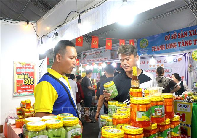 Người dân mua sắm sản phẩm OCOP tại Hội chợ Xúc tiến thương mại và du lịch tỉnh Vĩnh Long. Ảnh: Lê Thúy Hằng – TTXVN