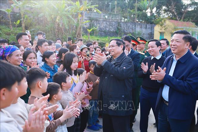 Thủ tướng Phạm Minh Chính thăm hỏi, chúc Tết nhân dân Khu tái định cư Đông Khê, Cao Bằng. Ảnh: Dương Giang - TTXVN
