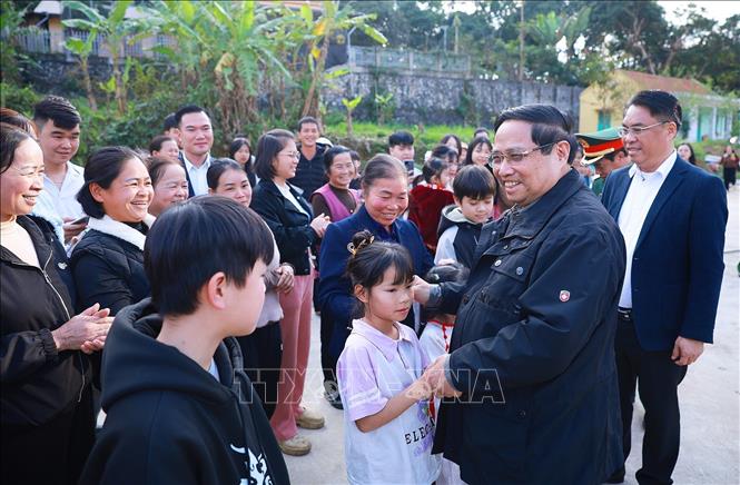 Thủ tướng Phạm Minh Chính thăm hỏi, chúc Tết nhân dân Khu tái định cư Đông Khê, Cao Bằng. Ảnh: Dương Giang - TTXVN
