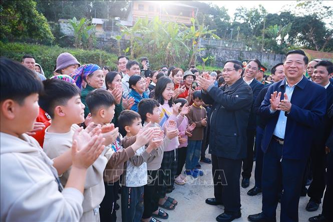 Thủ tướng Phạm Minh Chính thăm hỏi, chúc Tết nhân dân Khu tái định cư Đông Khê, Cao Bằng. Ảnh: Dương Giang - TTXVN

