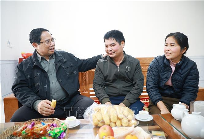 Thủ tướng Phạm Minh Chính thăm hỏi, chúc Tết nhân dân Khu tái định cư Đông Khê, Cao Bằng. Ảnh: Dương Giang - TTXVN
