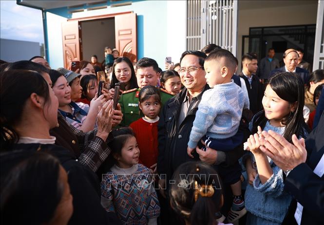 Thủ tướng Phạm Minh Chính chúc Tết nhân dân Khu tái định cư Đông Khê, Cao Bằng. Ảnh: Dương Giang - TTXVN
