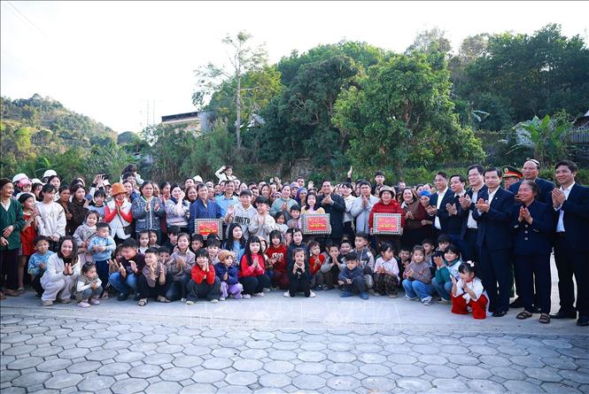 Thủ tướng Phạm Minh Chính với nhân dân Khu tái định cư Đông Khê, Cao Bằng. Ảnh: Dương Giang - TTXVN
