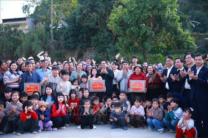 Thủ tướng Phạm Minh Chính với nhân dân Khu tái định cư Đông Khê, Cao Bằng. Ảnh: Dương Giang - TTXVN
