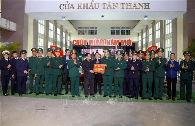 Thủ tướng Phạm Minh Chính chúc Tết các lực lượng làm nhiệm vụ tại cửa khẩu Tân Thanh (Lạng Sơn). Ảnh: Dương Giang-TTXVN 
