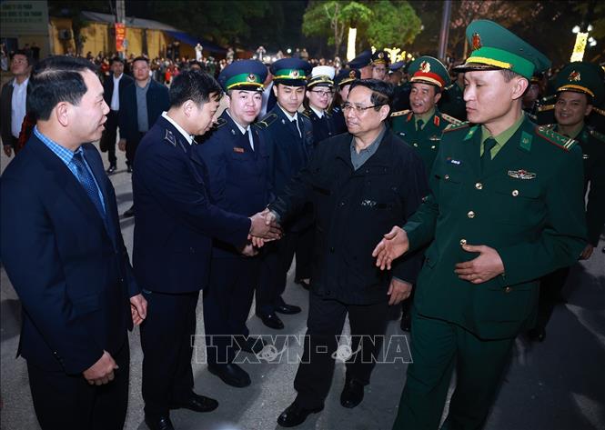 Thủ tướng Phạm Minh Chính đến thăm, chúc Tết các lực lượng làm nhiệm vụ tại cửa khẩu Tân Thanh (Lạng Sơn). Ảnh: Dương Giang-TTXVN 