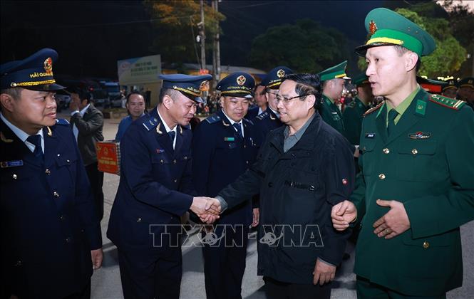 Thủ tướng Phạm Minh Chính đến thăm, chúc Tết các lực lượng làm nhiệm vụ tại cửa khẩu Tân Thanh (Lạng Sơn). Ảnh: Dương Giang-TTXVN 