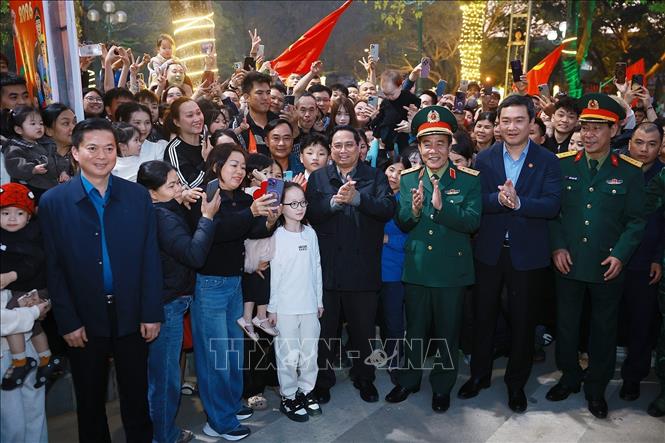 Thủ tướng Phạm Minh Chính thăm hỏi, chúc Tết nhân dân khu vực cửa khẩu Tân Thanh (Lạng Sơn). Ảnh: Dương Giang-TTXVN
