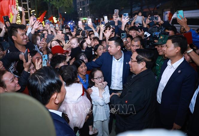 Thủ tướng Phạm Minh Chính thăm hỏi, chúc Tết nhân dân khu vực cửa khẩu Tân Thanh (Lạng Sơn). Ảnh: Dương Giang-TTXVN
