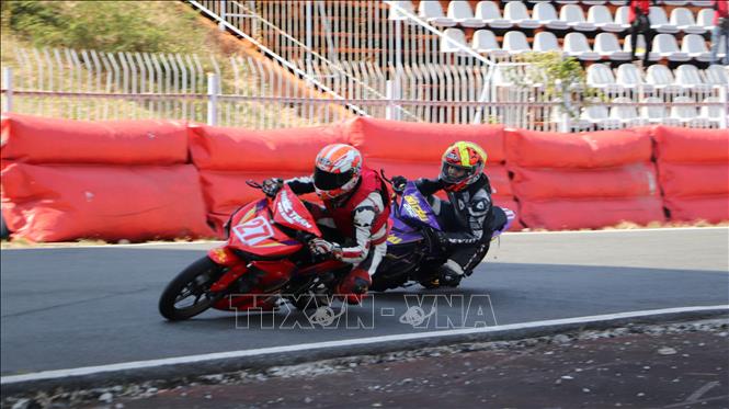 Các vận động viên tranh tài quyết liệt. Ảnh: Hồng Thái - TTXVN