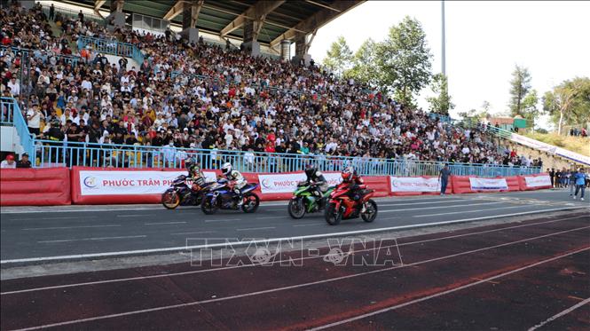 Đông đảo người dân theo dõi các trận đấu tại giải. Ảnh: Hồng Thái - TTXVN