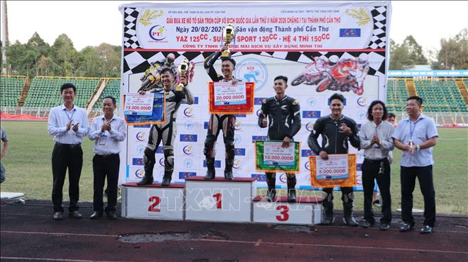 Các vận động viên hệ chuyên nghiệp dòng xe YAZ nhận giải. Ảnh: Hồng Thái - TTXVN