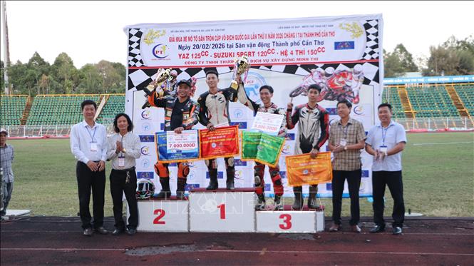 Các vận động viên hệ chuyên nghiệp dòng xe 4 thì dung tích 150 cc nhận giải. Ảnh: Hồng Thái - TTXVN