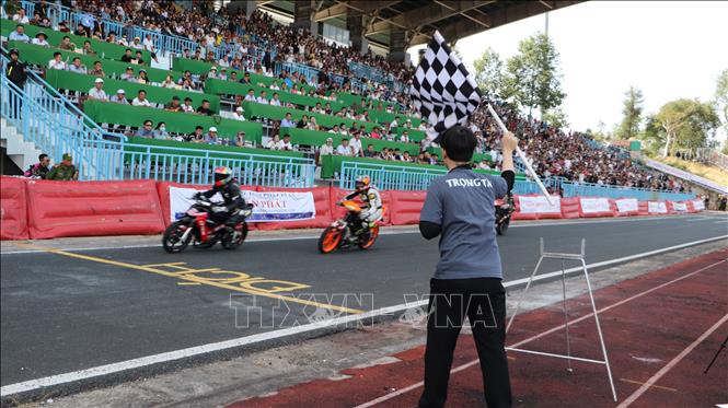 Các vận động viên tranh tài quyết liệt. Ảnh: Hồng Thái - TTXVN