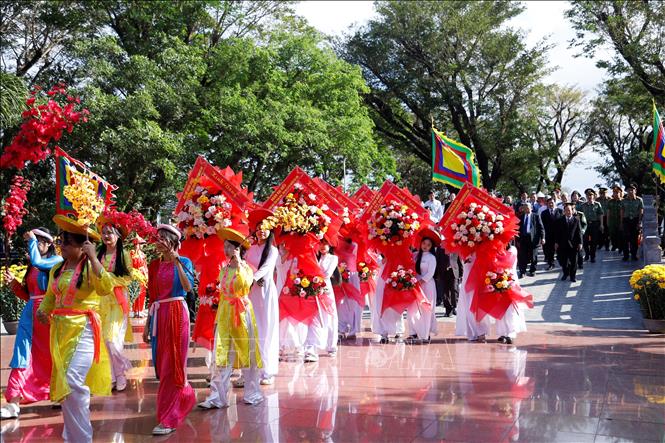 Các đại biểu dự lễ dâng hoa, dâng hương. Ảnh: TTXVN phát