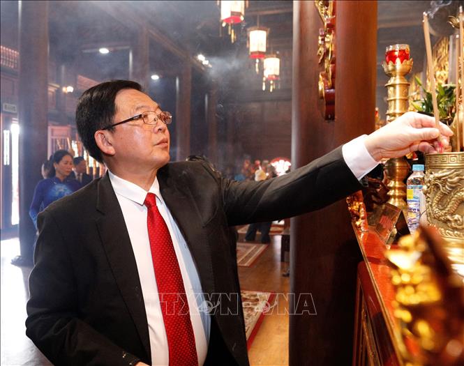 Phó Thủ tướng Hồ Quốc Dũng thắp hương tại đền thờ Tây Sơn tam kiệt. Ảnh: TTXVN phát