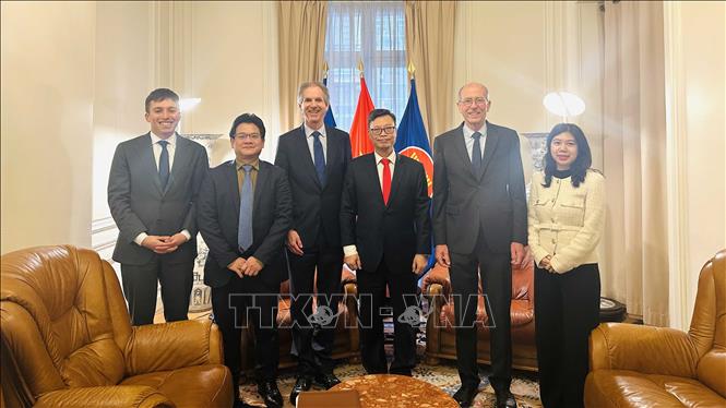 Đại sứ Việt Nam tại Pháp Trịnh Đức Hải (thứ ba từ bên phải) chụp ảnh cùng lãnh đạo MEDEF International, trong đó có ông Benoit Clocheret (đứng thứ ba từ trái sang), Phó Chủ tịch MEDEF International, đồng thời là Chủ tịch Hội đồng Doanh nghiệp Pháp - Việt và Chủ tịch điều hành Tập đoàn Artelia. Ảnh: Ngọc Hiệp - P/v TTXVN tại Pháp