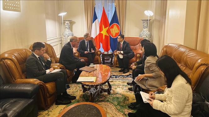 Quang cảnh buổi làm việc giữa Đại sứ quán Việt nam tại Pháp và ban lãnh đạo MEDEF International. Ảnh: Ngọc Hiệp - P/v TTXVN tại Pháp