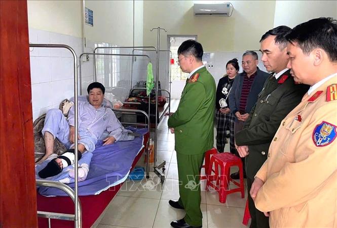 Đại tá Ma Quang Trung, Phó Giám đốc Công an tỉnh Tuyên Quang thăm hỏi, động viên Thiếu tá Nguyễn Văn Đông, cán bộ CSGT bị thương khi làm nhiệm vụ, đang điều trị tại Trung tâm y tế khu vực Hàm Yên. Ảnh: TTXVN phát