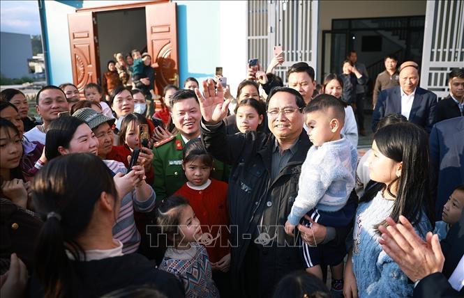 Prime Minister Pham Minh Chinh extends Tet wishes to people in the Dong Khe resettlement area. VNA Photo: Dương Giang 