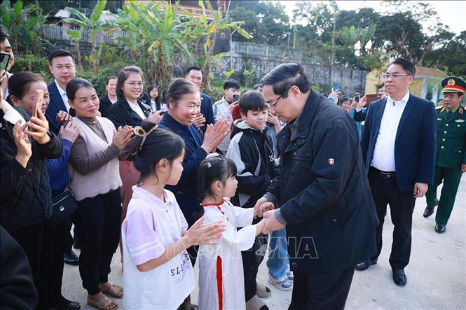 Prime Minister Pham Minh Chinh extends Tet wishes to people in the Dong Khe resettlement area. VNA Photo: Dương Giang 