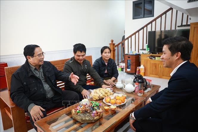 Prime Minister Pham Minh Chinh visits families in the Dong Khe resettlement area. VNA Photo: Dương Giang 