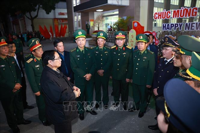 Prime Minister Pham Minh Chinh visits functional forces on duty at Tan Thanh International Border Gate. VNA Photo: Dương Giang 
