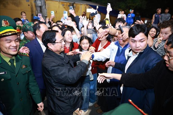 Prime Minister Pham Minh Chinh meets with people at the Tan Thanh International Border Gate area. VNA Photo: Dương Giang 