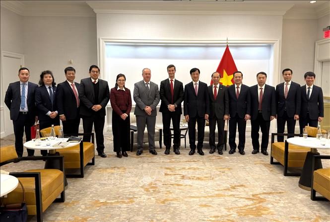 Bí thư Thành ủy Hà Nội Nguyễn Duy Ngọc và Phó Chủ tịch phụ trách các sáng kiến công nghệ chiến lược của Đại học Bang Arizona (ASU) Kevin McGinni cùng các đại biểu dự buổi làm việc chụp ảnh lưu niệm. Ảnh: Ngọc Quang - PV TTXVN tại Mỹ