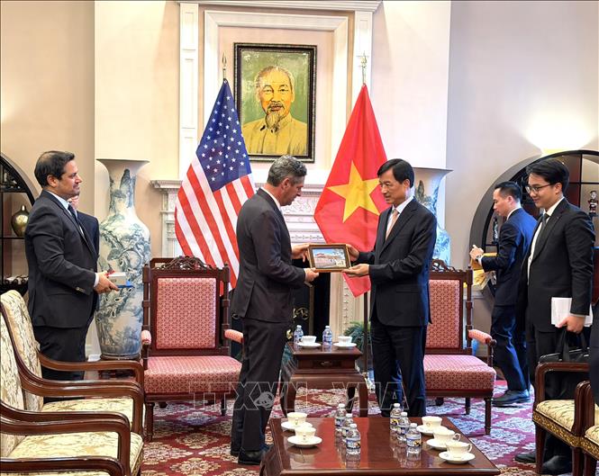 Bí thư Thành ủy Hà Nội Nguyễn Duy Ngọc tặng quà lưu niệm cho Chủ tịch phụ trách đối ngoại toàn cầu của Meta Joel Kaplan. Ảnh: Ngọc Quang - PV TTXVN tại Mỹ