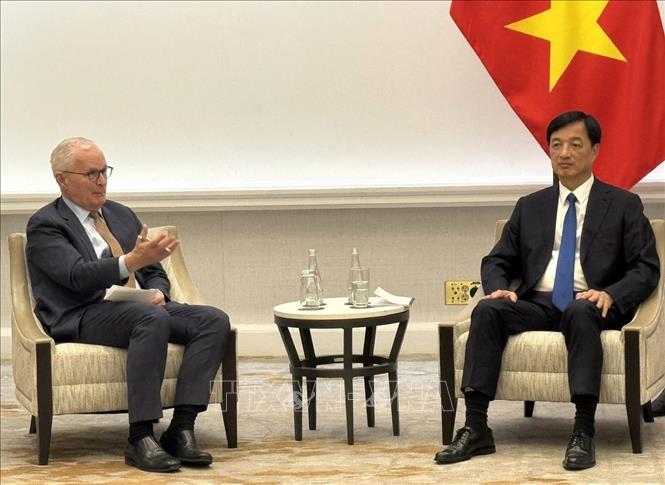 Bí thư Thành ủy Hà Nội Nguyễn Duy Ngọc trao đổi với Chủ tịch Hiệp hội công nghiệp bán dẫn Hoa Kỳ (SIA) John Neuffe. Ảnh: Đoàn Hùng - PV TTXVN tại Mỹ