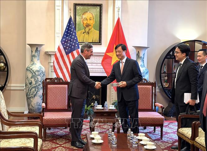 Chủ tịch phụ trách đối ngoại toàn cầu của Tập đoàn Meta Joel Kaplan tặng quà lưu niệm cho Bí thư Thành ủy Hà Nội Nguyễn Duy Ngọc. Ảnh: Ngọc Quang - PV TTXVN tại Mỹ