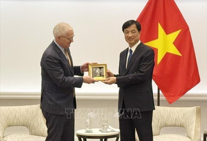 Bí thư Thành ủy Hà Nội Nguyễn Duy Ngọc tặng quà lưu niệm cho Chủ tịch Hiệp hội công nghiệp bán dẫn Hoa Kỳ (SIA) John Neuffe. Ảnh: Đoàn Hùng, PV TTXVN tại Mỹ