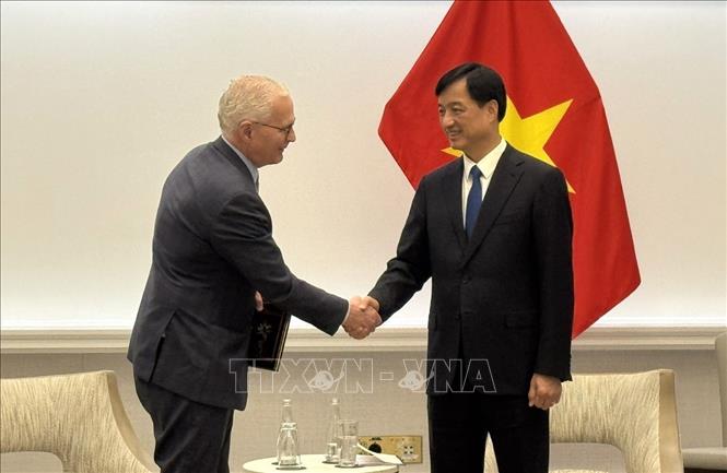 Bí thư Thành ủy Hà Nội Nguyễn Duy Ngọc và Chủ tịch Hiệp hội công nghiệp bán dẫn Hoa Kỳ (SIA) John Neuffe. Ảnh: Đoàn Hùng - PV TTXVN tại Mỹ