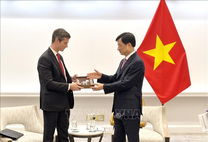 Bí thư Thành ủy Hà Nội Nguyễn Duy Ngọc tặng quà lưu niệm cho Phó Chủ tịch phụ trách các sáng kiến công nghệ chiến lược của Đại học Bang Arizona (ASU) Kevin McGinni. Ảnh: Ngọc Quang - PV TTXVN tại Mỹ