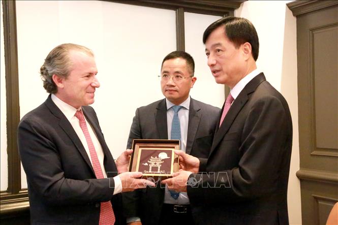 Bí thư Thành ủy Hà Nội Nguyễn Duy Ngọc tặng quà lưu niệm cho Giám đốc điều hành Tập đoàn Rosen Partners Daniel Rosen. Ảnh: TTXVN phát