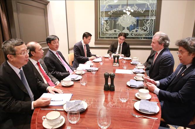 Bí thư Thành ủy Hà Nội Nguyễn Duy Ngọc làm việc với Tập đoàn Rosen Partners ngày 19/2/2026. Ảnh: TTXVN phát