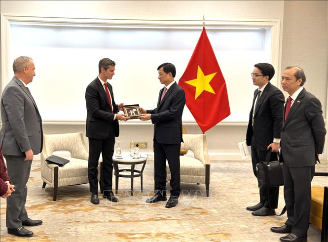 Bí thư Thành ủy Hà Nội Nguyễn Duy Ngọc tặng quà lưu niệm cho Phó Chủ tịch phụ trách các sáng kiến công nghệ chiến lược của Đại học Bang Arizona (ASU) Kevin McGinni. Ảnh: Ngọc Quang - PV TTXVN tại Mỹ