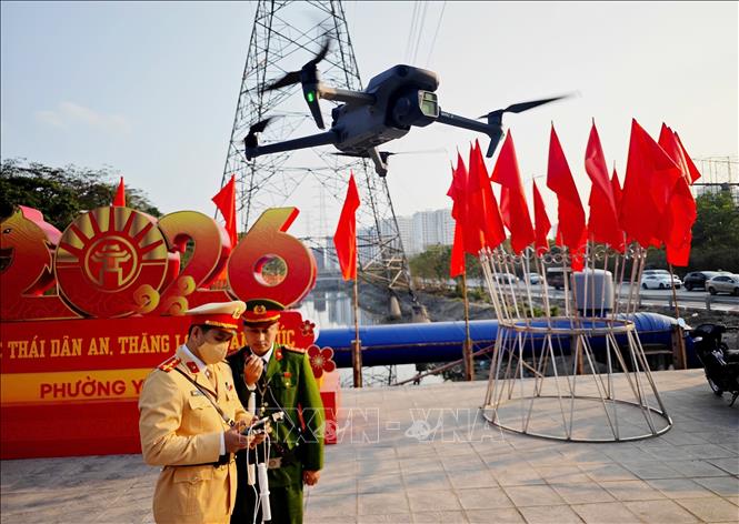 Năm 2026, Công an Hà Nội dùng flycam giám sát, điều tiết giao thông; ứng dụng công nghệ và chuyển đổi số mạnh mẽ trong toàn lực lượng. Ảnh: Quốc Lũy - TTXVN