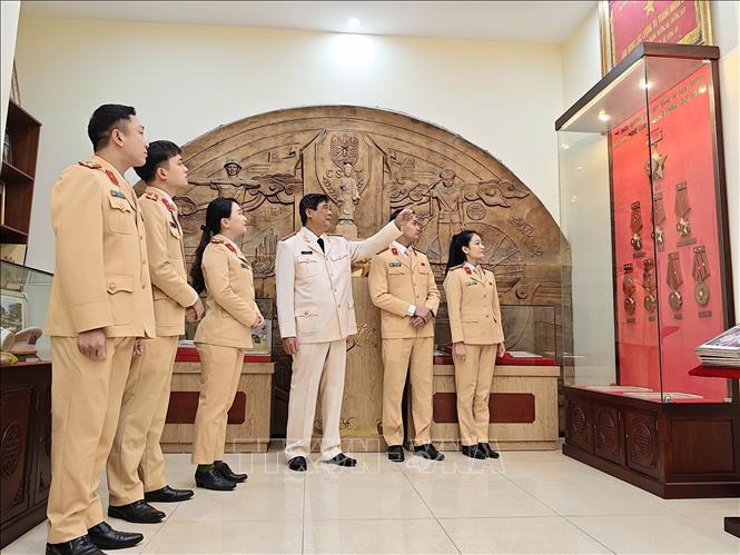 Đại tá Tạ Văn Ký, nguyên Phó Trưởng phòng CSGT Công an Hà Nội xúc động khi về thăm Phòng Truyền thống của đơn vị những ngày đầu năm mới. Ảnh: Quốc Lũy - TTXVN