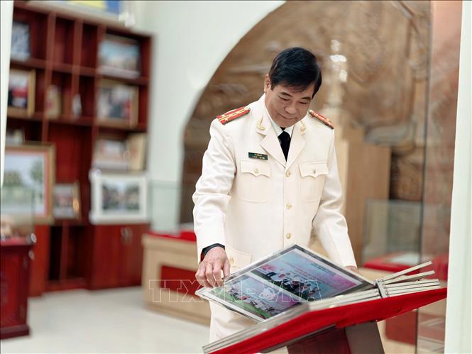 Đại tá Tạ Văn Ký, nguyên Phó Trưởng phòng CSGT Công an Hà Nội xúc động khi về thăm Phòng Truyền thống của đơn vị những ngày đầu năm mới. Ảnh: Quốc Lũy - TTXVN